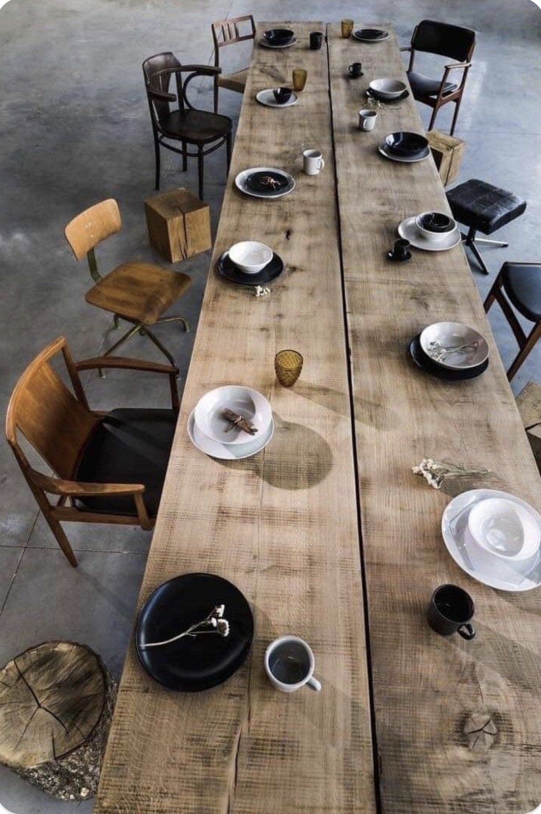 Lange houten tafel met uitnodigende stoelen